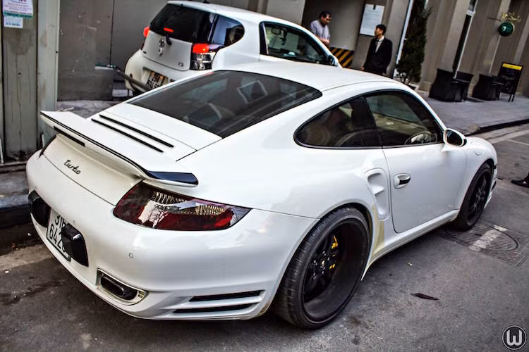 So với những chiếc 911 997 bình thường, 911 Turbo có cản trước và sau khác biệt, cùng một cánh đuôi gắn phía sau. Ngoài ra, chiếc xe còn có thêm một khe hút gió ở hai bên thân cùng các vòm bánh xe rộng hơn một chút.