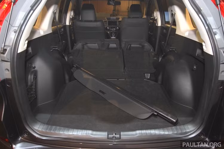 Ngoài ra CR-V 2.4 bản cao cấp đặc biệt còn có thể được trang bị các công nghệ điện tử an toàn hỗ trợ người lái hiện đại như hệ thống điều khiển hành trình thích ứng, hỗ trợ duy trì làn đường, phanh chống va chạm, cảnh báo va chạm sớm, cảnh báo chuyển làn đường và theo dõi làn đường.