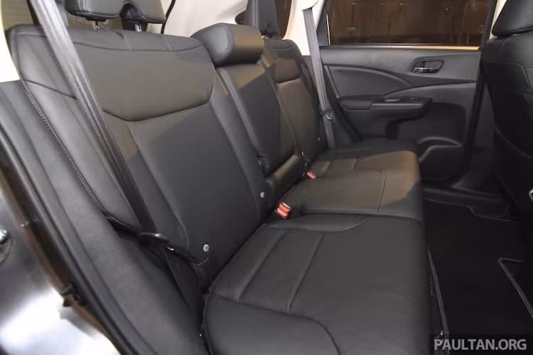 Nội thất của xe vẫn sẽ có không gian rộng rãi và khả năng bố trí linh hoạt nhờ có hàng ghế sau gập 60/40, đệm ngồi mở lên và lưng gập phẳng xuống sàn.