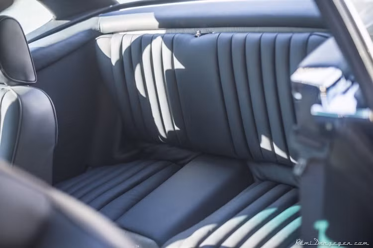 Mọi chiếc SL60 AMG đều có dạng roadster 2 chỗ, nhưng riêng chiếc xe của Schumacher có thêm một hàng ghế nhỏ ở phía sau. Ban đầu, nội thất xe có màu xám nhưng hiện tại, da bọc đã được chuyển thành màu xanh cùng "tông" với thân xe.