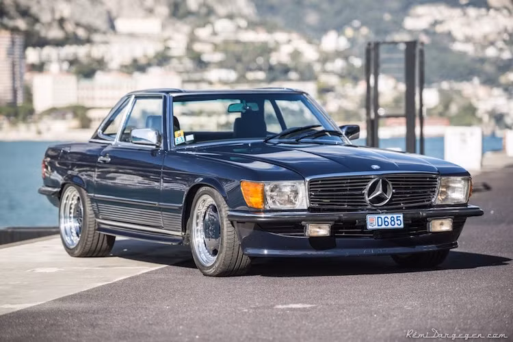 Có nguồn gốc từ năm 1954, Mercedes SL-Class là dòng xe mui trần hạng sang của Mercedes. Thế hệ Mercedes SL R107 được sản xuất từ năm 1972 tới 1989, vào thời điểm AMG vẫn còn là một xưởng độ xe độc lập, tương tự như Brabus thời điểm hiện tại, chính vì vậy Mercedes SL60 AMG có thể được coi là một trong những chiếc Mercedes SL AMG đầu tiên.