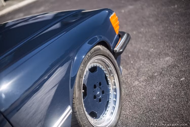 Bộ mâm AMG ET 18 với thiết kế ghép từ 2 mảnh và có dạng 5 cánh dày là một điểm đặc trưng của những chiếc Mercedes-AMG trong suốt thập niên 80-90 của Thế kỷ 20. Trước đó, những chiếc AMG sử dụng mâm Penta sao 5 cánh và sau này, hãng đã đổi sang kiểu mâm 5 cánh kép mới. Trên chiếc xe của Schumacher, lòng mâm cũng được sơn đồng màu với xe.