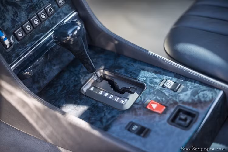 Các chi tiết ốp trên xe cũng sử dụng gỗ vân xanh đặc biệt, tạo cảm giác như chiếc xe được ốp đá thay vì gỗ. Ngoài ra, tay lái nguyên bản đã được thay bằng tay của Mercedes E55 AMG sau này, kèm theo cả hệ thống túi khí.