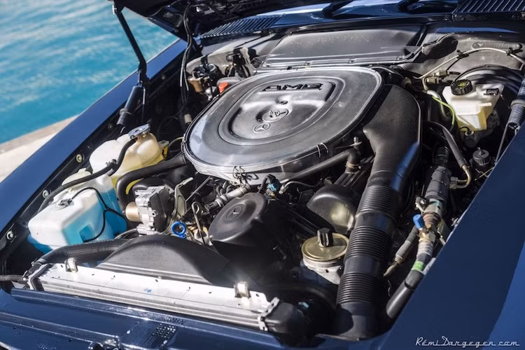 Tuy nhiên, điểm đặc biệt nhất trên chiếc xe đó là động cơ nguyên bản của 560 AMG đã được thay bằng khối máy V8 nạp khí tự nhiên 6.0l lấy từ mẫu xe huyền thoại Mercedes AMG Hammer - vốn được mệnh danh là "ông tổ" của những chiếc AMG hiện đại.