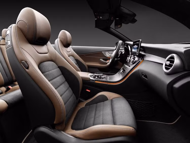 Giống như những chiếc Mercedes-Benz mui trần khác, C-Clss Convertible cũng được trang bị ghế da cách nhiệt với 5 tùy chọn tông màu và hệ thống sưởi ấm cổ AIRSCARF để chống lạnh khi bỏ mui.