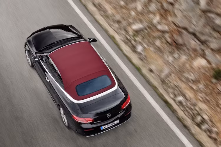 Giống như những phiên bản C-Class khác, C-Class Convertible sở hữu hệ dẫn động bánh sau, với hệ dẫn động 4 bánh 4MATIC là trang bị chuẩn trên một số phiên bản cao cấp.