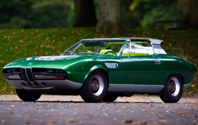 1969 - BMW Spicup: Được ra mắt tại triển lãm Geneva 1969, mẫu xe ý tưởng BMW này được thiết kế bởi hãng Bertone và dựa trên nền tảng của chiếc BMW 2000CS. Điểm đặc biệt của Spicup đó là 2 panel mui bằng thép có thể được giấu kín trong khung bảo vệ ở phía sau hành khách.