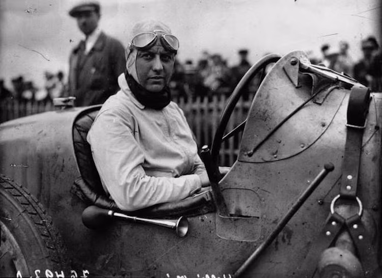 Hellé Nice (15/12/1900 - 1/10/1984): Là một trong những tay đua nữ tiên phong, bà đã lập kỷ lục tốc độ trên mặt đất với chiếc Omega Six vào năm 1929 và tham gia vào 5 cuộc đua Grand Priz năm 1931 với chiếc Bugatti Type 35C.