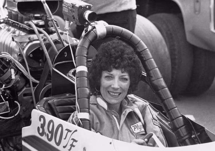Shirley Muldowney (19/6/1940): Shirley là phụ nữ đầu tiên được liên đoàn đua drag NHRA ở Mỹ cấp chứng chỉ cho phép thi đấu. Trong 3 năm 1977, 1980 và 1982, bà đã chiến thắng ở thể thức drag cao nhất NHRA Top Fuel. Tính tới nay, Shirrley đã thắng ở tổng cộng 18 giải đua của NHRA.