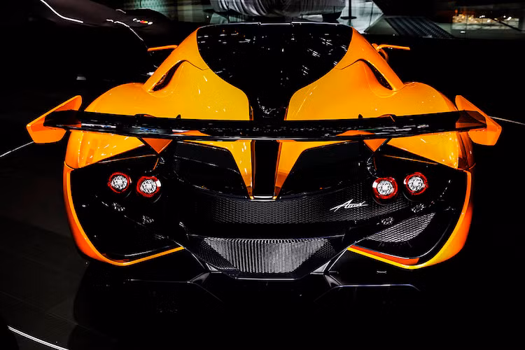 Để chiếc xe có thể đạt được hiệu năng vận hành tối đa, Apollo đã sử dụng nhiều biện pháp "ép cân" trên Arrow, giúp nó chỉ đạt trọng lượng 1300 kg.