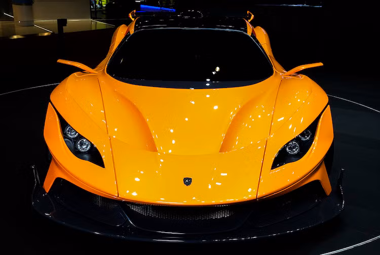 Thro Apollo, Arrow đã được thiết kế với cảm hứng từ cá mập khi bơi dưới nước. Cửa mở lật lên dạng gullwing, vỏ bằng sợi carbon và cách bố trí động cơ đặt giữa khiến Apollo Arrow tự tin đứng vào hàng ngũ những siêu xe "khủng" nhất Thế giới.