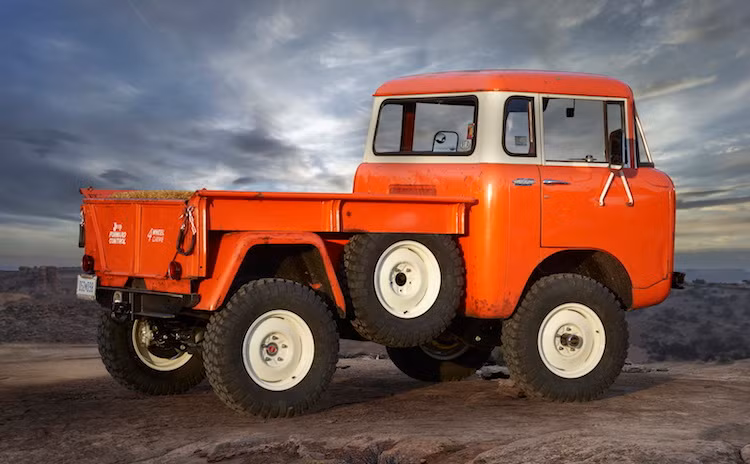 Bên dưới phần thân xe tải là chassis của một chiếc Wrangler đời 2005 được chỉnh sửa lại để có thể lắp được trục trước Dana 44, trục sau Dana 60, vành thép 17 inch và lốp offroad 33 inch.