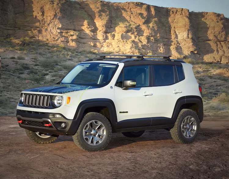 Mẫu xe ý tưởng cuối cùng của Jeep là chiếc Renegade Commander, với những thay đổi như giảm xóc cao hơn 2 inch, mâm 17 inch từ Jeep Wrangler Rubicon và lốp offroad BF Goodrich.