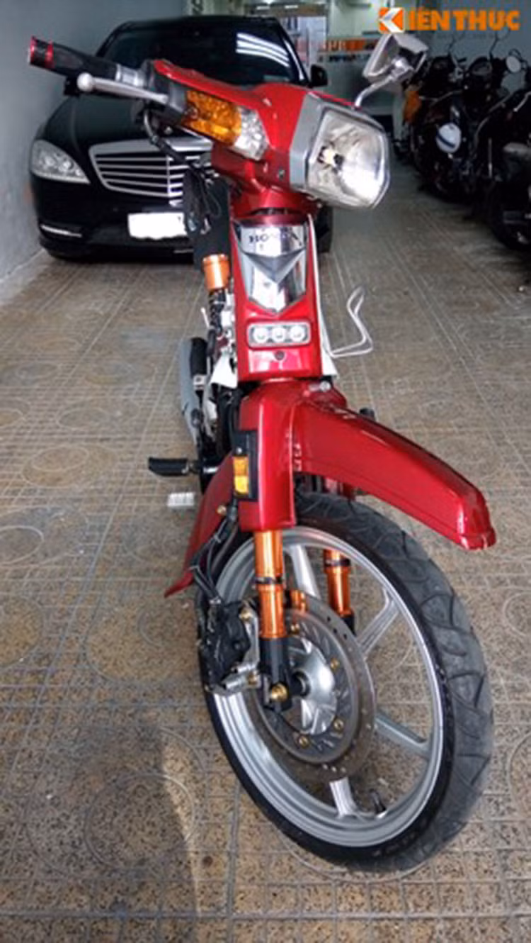 Bắt đầu từ phía trước xe, phần "đầu ngắn" nguyên bản của Dream Thái đã được thay bằng đầu dài của Honda Super Dream 100 đời cuối, được sản xuất tại Việt Nam với chóa pha sáng hơn. Thêm vào đó, bên dưới mặt nạ, chủ xe đã khéo léo tích hợp thêm một dàn đèn LED và chế mủ để hợp với dàn đèn này.