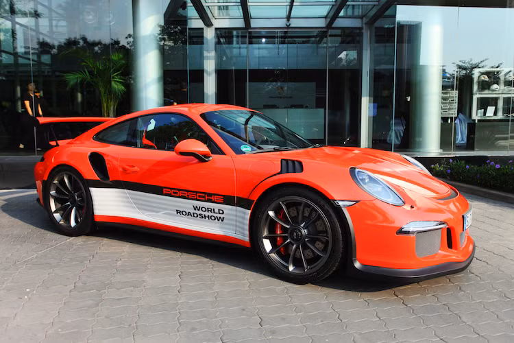 Được xem là một trong những chương trình trải nghiệm xe uy tín hàng đầu trong nền công nghiệp ôtô, Porsche đã thiết kế riêng cho thị trường Việt Nam một chương trình điển hình và phù hợp với cơ sở hạ tầng cũng như điều kiện khí hậu và giao thông tại đây.