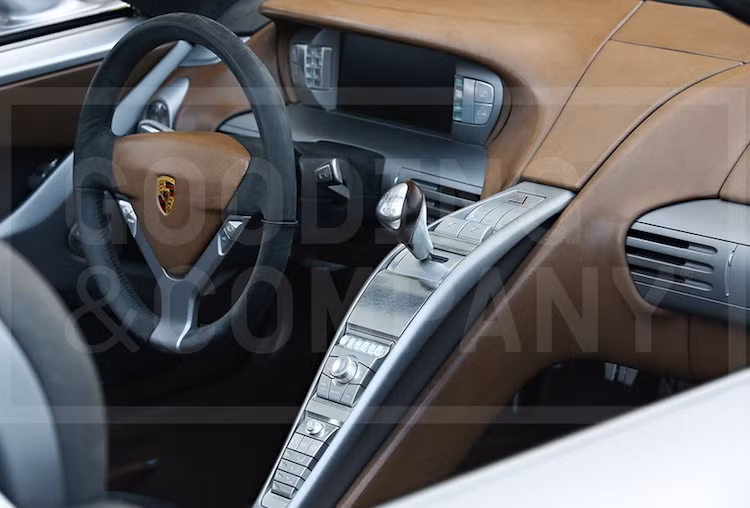 Trong đó, chiếc xe thử nghiệm có một số chi tiết hấp dẫn và hiện đại hơn nhiều như vô-lăng có nút điều chỉnh, bảng đồng hồ là một màn hình LCD cung cấp đa thông tin.