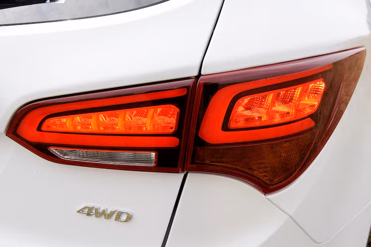 Công nghệ chiếu sáng LED tiếp tục được Hyundai áp dụng cho đèn hậu của xe, khiến SantaFe có vẻ hiện đại hơn. Nằm bên dưới cản sau là cặp ống xả kép với chụp hình tứ giác thể thao.