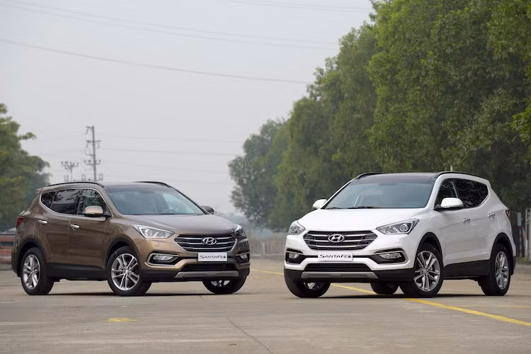 Tại Việt Nam, phiên bản SantaFe 2016 máy xăng 2.4 2WD bản tiêu chuẩn có giá 1,1 tỷ đồng. Các phiên bản 2.2 2WD máy dầu tiêu chuẩn, 2.4l 4WD máy xăng bản đặc biệt và 2.2l 4WD máy dầu bản đặc biệt lần lượt có giá 1,15 tỷ, 1,25 tỷ và 1,3 tỷ đồng.