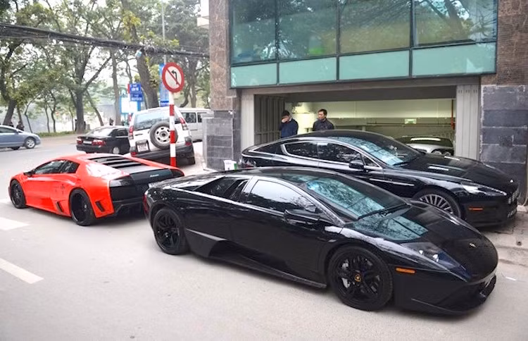 Đây là 1 trong 2 chiếc siêu xe Lamborghini Murcielago LP640 của một đại gia Hà Nội hoạt động trong lĩnh vực dầu khí. Chiếc xe còn lại của vị đại gia này có màu đen.