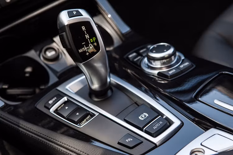 Với hộp số tự động 8 cấp Steptronic và hệ dẫn động cầu sau, chiếc xe có thể đạt mức tiêu thụ nhiên liệu cực thấp, chỉ 6,2 lít/100 km trong điều kiện lý tưởng.