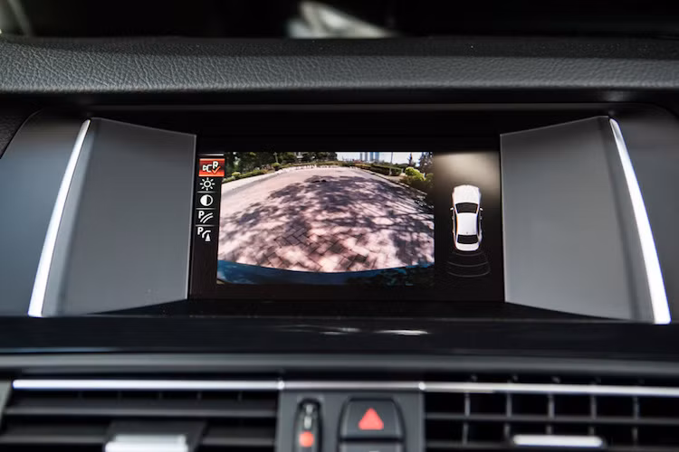 Bên trên bảng táp-lô là hệ thống thông tin giải trí iDrive có màn hình 6,5 inch và được tích hợp tính năng dẫn đường chuyên nghiệp Business Navigation System lần đầu tiên có mặt tại Việt Nam.