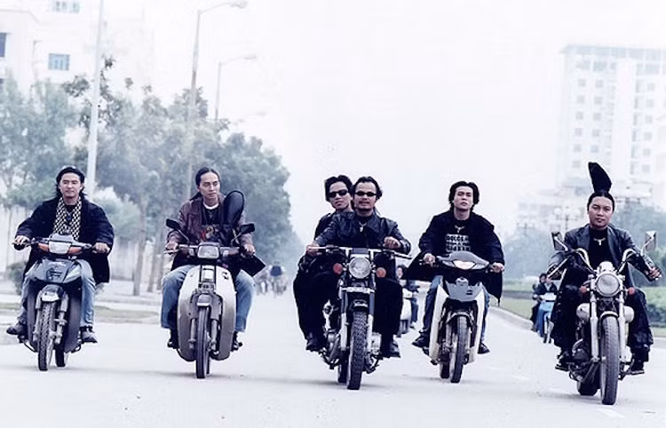 Hiện nay tại Việt Nam, có khá nhiều nghệ sĩ chơi xe môtô tuy nhiên xét về niềm đam mê, số lượng xe đã trải qua và sự hiểu biết, có lẽ hiếm ai có thể sánh được với Ca sỹ Trần Lập - cố thủ lĩnh của ban nhạc Bức Tường.