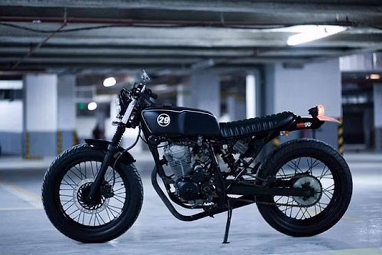 Với kiểu dáng tracker lai enduro ban đầu, anh đã tìm cách "chế cháo" lại chiếc FTR223 thành một mẫu tracker cổ điển bằng cách tháo bỏ dàn áo, sơn lại màu đen tuyền, lên cặp vành 18 inch và thay bình xăng mới.