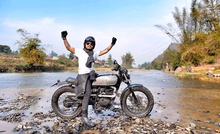 Sau đó, chiếc xe này đã được Trần Lập thay lốp to hơn, bình xăng của Honda GB250, pô vắt và đã gắn liền với anh qua nhiều chuyến hành trình.