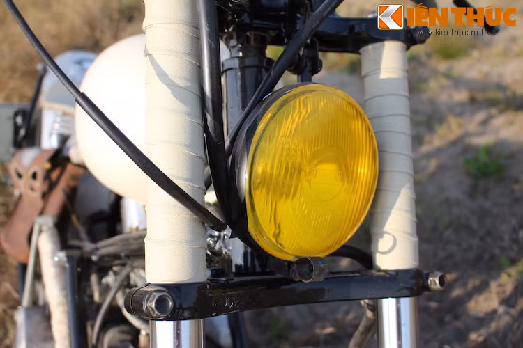 Hướng tới phong cách tối giản, anh Tuân đã độ lại chiếc Win "Tàu" từ xác nát. ở phía trước, chiếc xe chỉ có duy nhất đèn pha với chóa vàng chống sương mù với độ dày nhỏ, nằm "lọt thỏm" ở giữa cặp phuộc.