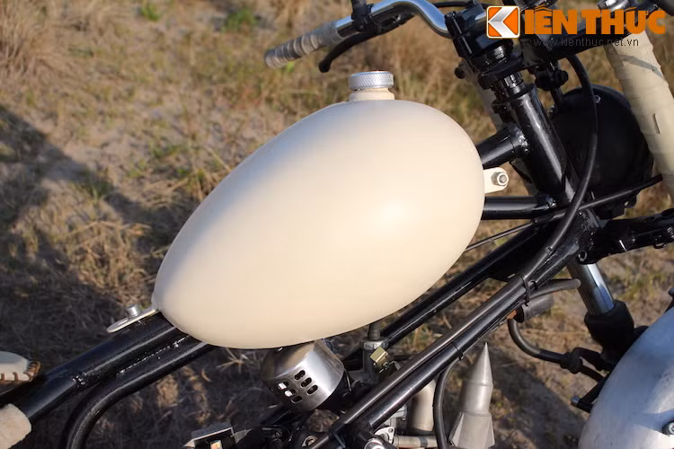 Bình xăng góc cạnh của chiếc Win 100 nguyên bản cũng bị loại bỏ, thay vào đó là bình mới được gò thủ công với hình quả trứng độc đáo.