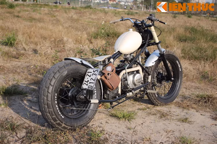 Nhìn từ phía sau, chiếc Win độ bobber hardtail của anh Tuân có vẻ ngoài cứng cáp không thua gì những chiếc xe phân khối lớn bởi cặp lốp lớn.