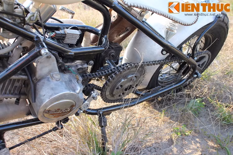 Do có lốp sau lớn nên để có thể truyền động xuống bánh sau, anh Tuân đã buộc phải chế lại cơ cấu truyền bằng nhông gián tiếp.