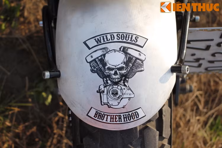 Cả 2 bánh xe đều có dè nhôm được chế tạo thủ công, trong đó vè sau có logo nhóm chơi xe Wild Souls Brotherhood nơi anh Tuân đang tham gia.