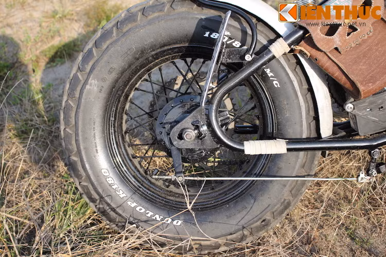 Bánh sau của chiếc xe dù chỉ sử dụng bản vành 14 inch nhưng có "bánh béo" với kích thước lên tới 180/80/18.