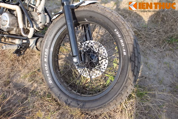 Vành trước của xe có kích thước 18 inch và sử dụng lốp gai bản khá to 130/80/18 của Dunlop. Thay vì hệ thống phanh đùm nguyên bản, anh Tuân đã độ lại chiếc xe lên phanh đĩa của Wave RSX.