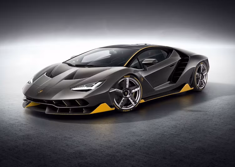 Dựa trên cơ sở của chiếc Aventador, tuy nhiên siêu xe Lamborghini Centenario bản đặc biệt đã có thân xe với thiết kế hoàn toàn mới, với các khe hút gió và cánh khí động học đầy vẻ phức tạp và hiện tại.