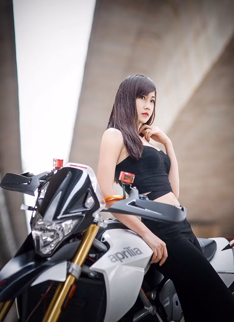 Tên gọi của chiếc xe khi ra mắt đã tạo ra những cuộc tranh luận nhỏ giữa những người yêu xe. Dorsoduro vốn là tên một quận của thành phố Venice, Ý. Tuy nhiên, khi dịch trực tiếp từ tiếng Ý, Dorsoduro còn có ý nghĩa là dãy đồi hiểm trở. Cuối cùng, từ "duro" còn được dùng để chỉ các dòng môtô đường trường.