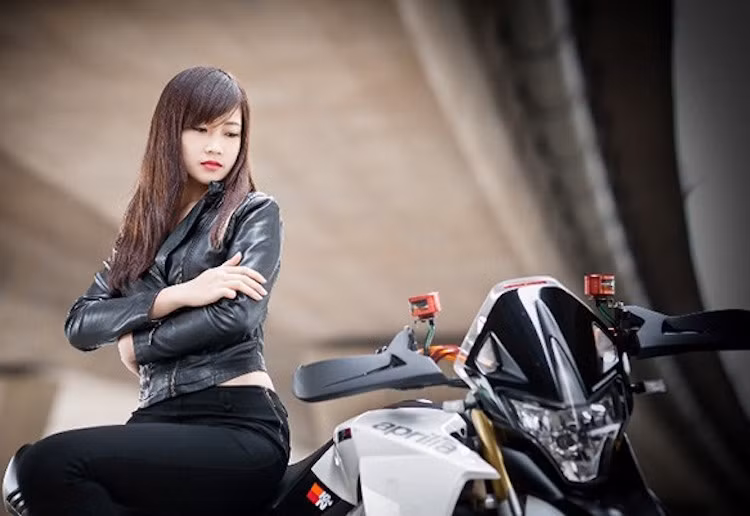 Cung cấp sức mạnh cho Dorsoduro 1200 là khối động cơ V-Twin với góc nghiêng xi-lanh 90 độ, được tích hợp nhiều công nghệ mà Aprilia đã thu thập được qua nhiều năm phát triển những chiếc xe đua.