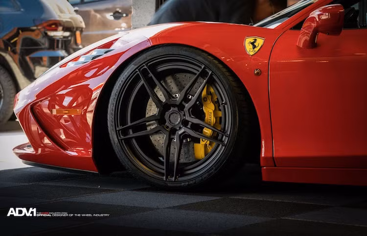 Với trọng lượng cực nhẹ chỉ 1290 kg, xe có khả năng tăng tốc từ 0-100 km/h chỉ trong 3 giây - ngang với chiếc 488 GTB tăng áp 660 mã lực và đạt tốc độ tối đa 325 km/h.