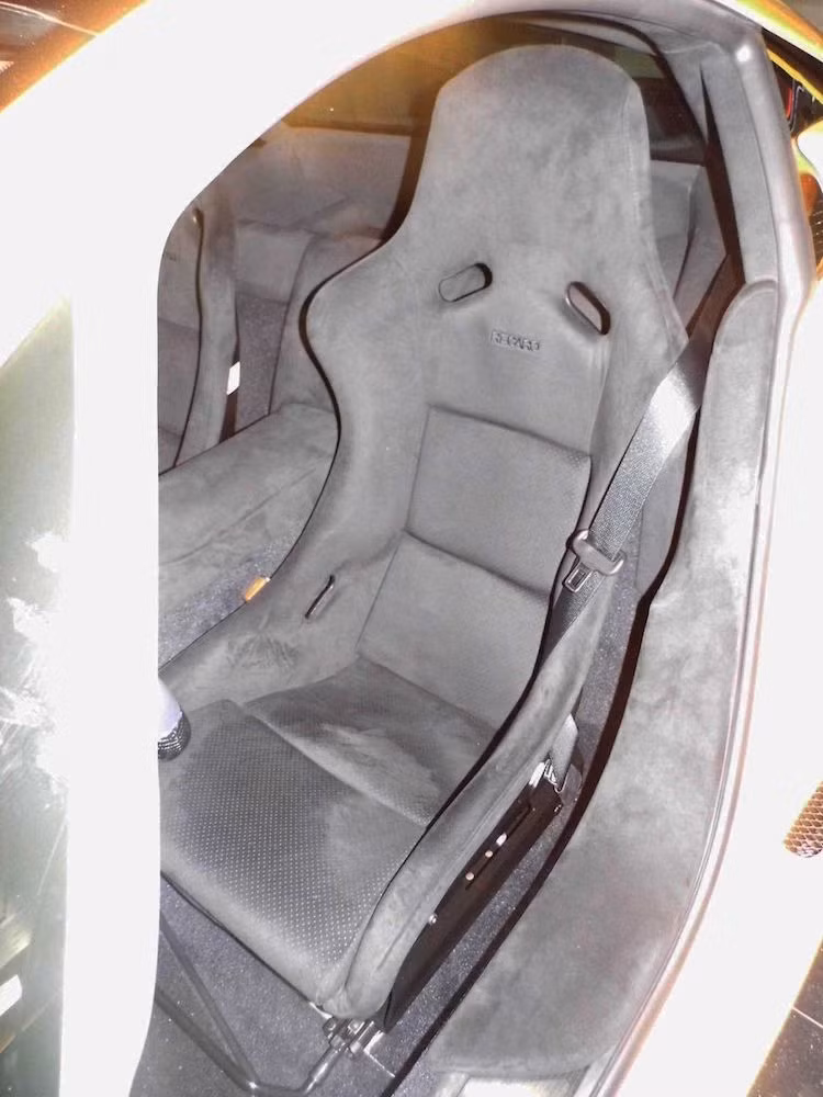 Các ghế ngồi của chiếc xe được thay bằng loại ghế xe đua có khung bằng sợi carbon của hãng Recaro và chỉ có thể điều chỉnh bằng tay. Đây là một sự "cải lùi" so với phiên bản LFA thường, nhằm giúp trọng lượng của LFA Nurburgring trở nên nhẹ hơn.