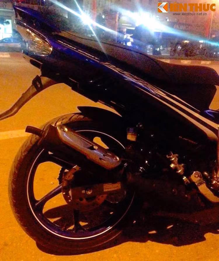 Chiếc 125ZR trong bài viết này thuộc sở hữu của một người sưu tập xe "trùm mền" ở Ninh Hiệp, Hà Nội, là model 125ZR với tem GP đã được ra mắt lần đầu từ 2012.