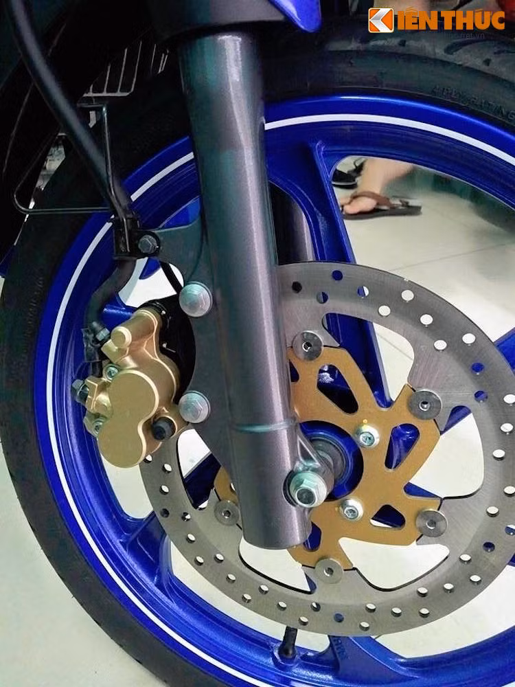 Được tung ra lần đầu ở Malaysia vào khoảng năm 2006-2007 vẫn dưới tên gọi Z125 nhưng phải tới khoảng năm 2008-2009, phiên bản mâm đúc của chiếc xe mới được đổi tên thành 125 ZR.