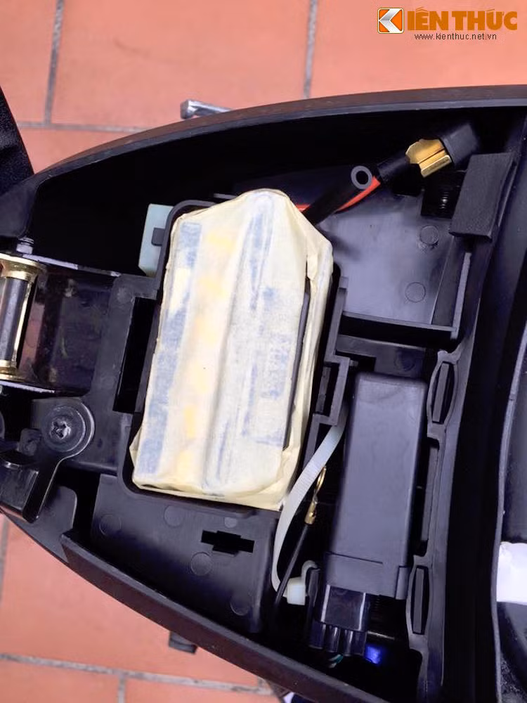 Là một mẫu xe underbone được sản xuất từ cuối Thế kỷ 20, 125ZR không có khoang chứa đồ bên dưới yên giống các mẫu xe sau này. Thay vào đó, bên dưới yên xe là vị trí đặt ắc quy, IC, nắp bình xăng và nhớt pha của dòng xe 2 kỳ.