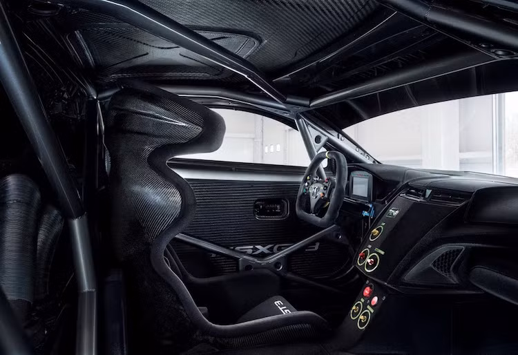 Vốn được thiết kế là một mẫu siêu xe du lịch khá sang trọng tuy nhiên trong quá trình "lột xác" từ NSX thường thành NSX GT3, Acura đã loại bỏ toàn bộ tiện nghi trong xe. Khoang lái của chiếc xe giờ chỉ còn lại vô-lăng đa chức năng, bảng táp-lô bằng sợi carbon với một vài nút chức năng, ghế đua sợi carbon và bộ khung thép gia cường bao xung quanh.