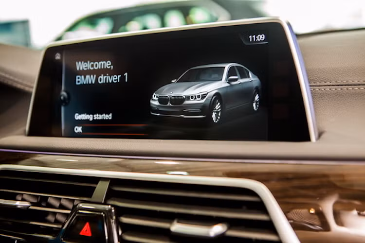 Trên bảng táp-lô là màn hình của hệ thống thông tin giải trí hiện đại có khả năng điều khiển bằng cử chỉ, tích hợp hệ thống hệ thống dẫn đường chuyên dụng BMW Navigation Professional System và kết nối với dàn camera quan sát toàn cảnh xung quanh xe.
