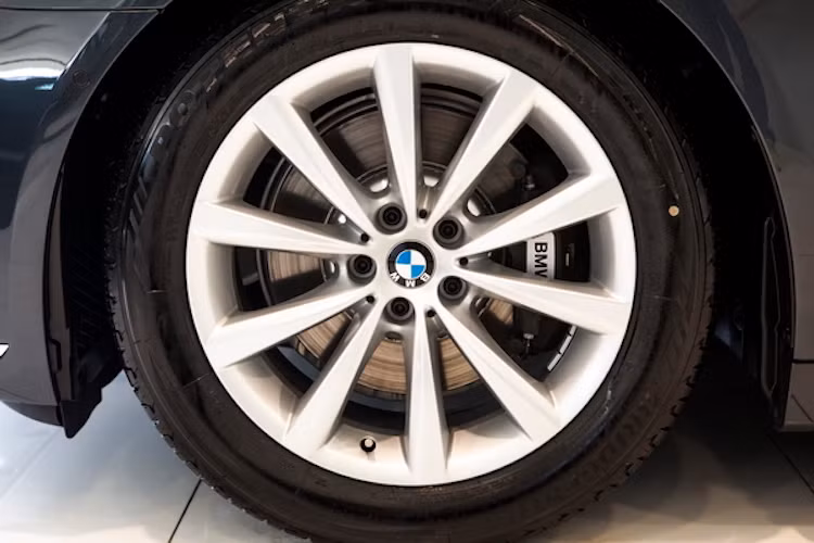 So với các phiên bản cao cấp hơn, 730Li có mâm nhỏ hơn với đường kính chỉ 18 inch với thiết kế hình chữ V, sử dụng lốp Runflat có khả năng tiếp tục chạy khi bị đinh đâm vào.