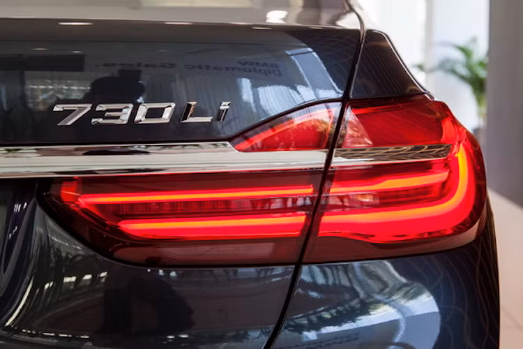 Tại Việt Nam, giá của BMW 730Li tại thị trường Việt Nam là 4,098 tỷ đồng. Nếu thêm tùy chọn cửa sổ trời và hệ thống giải trí phía sau, chiếc xe sẽ bị đội giá lên 4,4 tỷ đồng.