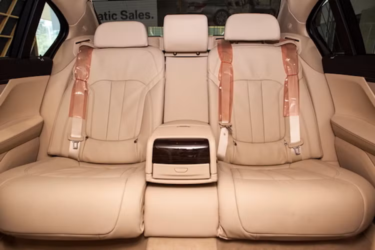 Một số trang bị hấp dẫn khác trên 730Li mới gồm rèm che nắng cùng ghế có sưởi cho tất cả các hàng ghế, cửa hít tự đóng, chìa khóa thông minh kèm màn hình BMW Display Key, hệ thống đóng mở không cần chìa khóa Comfort Access...