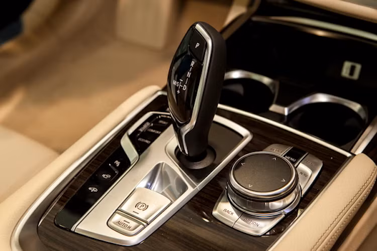 Với hộp số tự động 8 cấp và hệ dẫn động cầu sau, chiếc sedan cỡ lớn vẫn có khả năng tăng tốc từ 0-100 km/h chỉ trong 6,3 giây và đạt tốc độ tối đa 250 km/h.