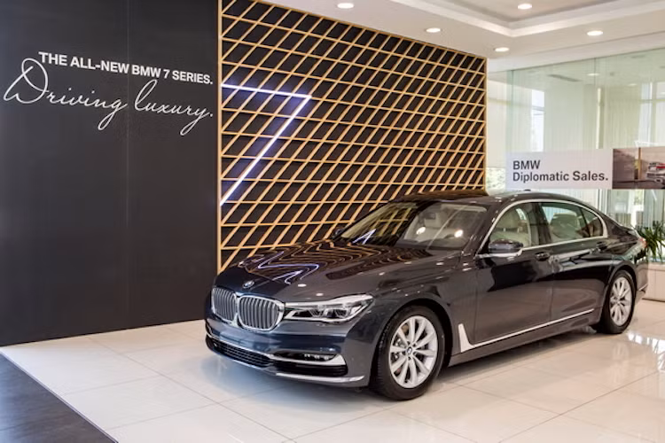 Với động cơ có dung tích nhỏ, chiếc xe sang BMW 730Li mới sẽ được hưởng lợi từ luật Thuế TTDB sửa đổi, trong đó nêu rõ xe có dung tích từ 1500 tới 2000 cm3 sẽ được áp dụng thuế suất 40% từ 1/1/2018 (giảm 5% so với hiện nay).